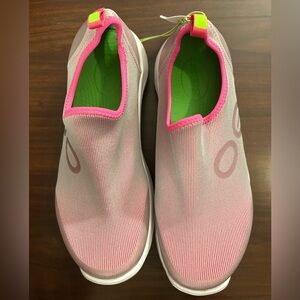 New with Tags OOFOS OOMG Sport Women Fuchsia